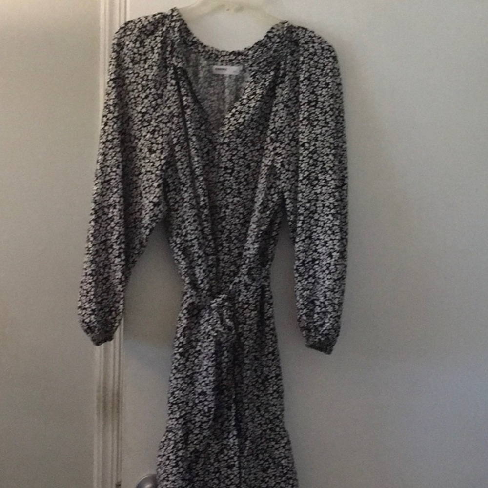 Sonoma Black and White V-Neck Bishop Sleeve Dress